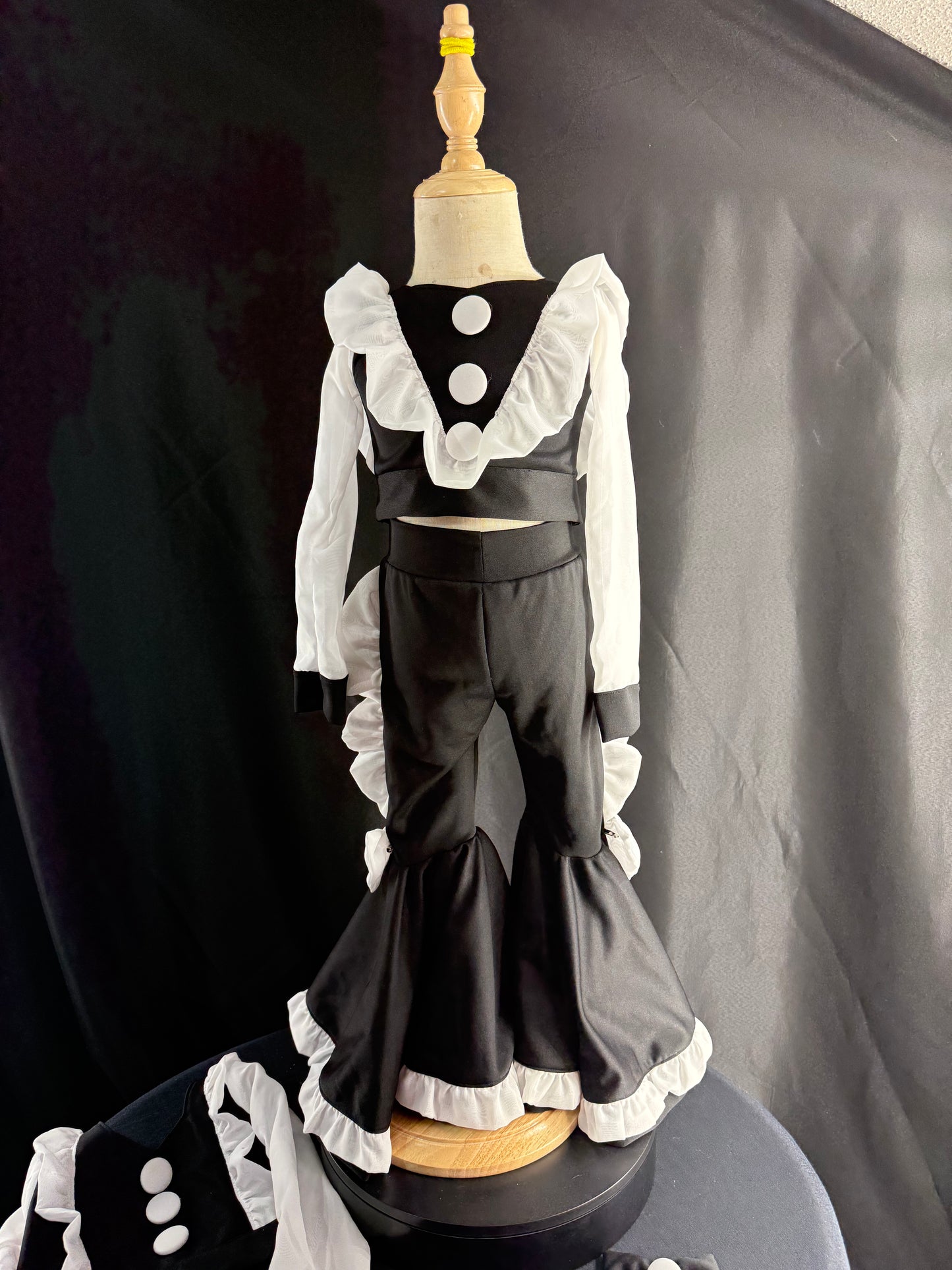 18/3-Slim 4 Black and White Casual